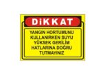 Yangın Hortumunu Kullanırken Suyu Yüksek Gerilime Tutmayınız Levhası